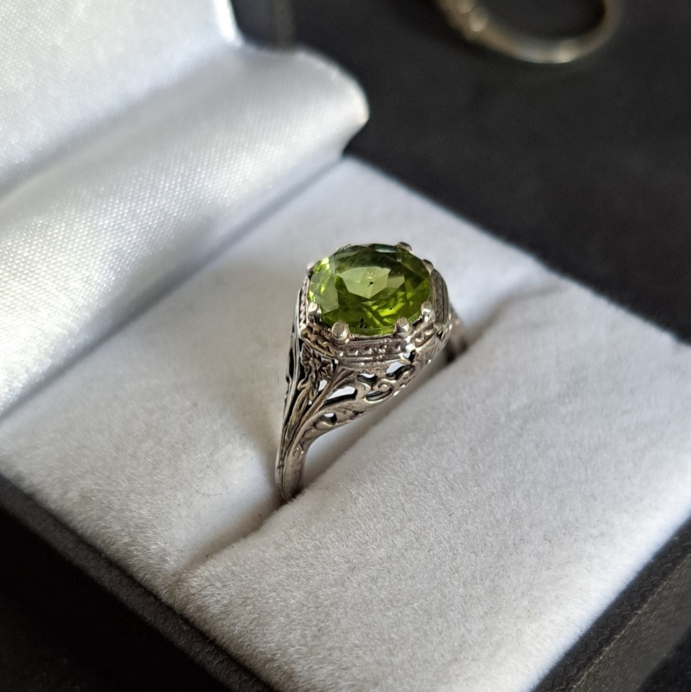 New 925 Sterling Silver Peridot Ring